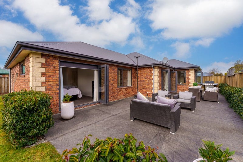 11 Lassiter Green, Northwood, Christchurch - Carousel 1