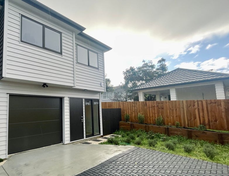 8D Minaret Drive, Bucklands Beach, Auckland - Carousel 1