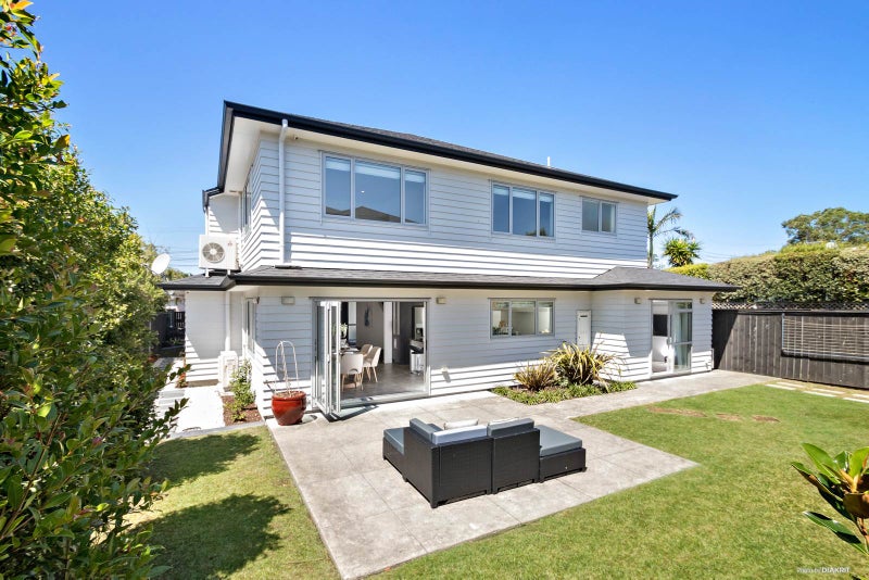 5 Vardon Road, Green Bay, Auckland - Carousel 2