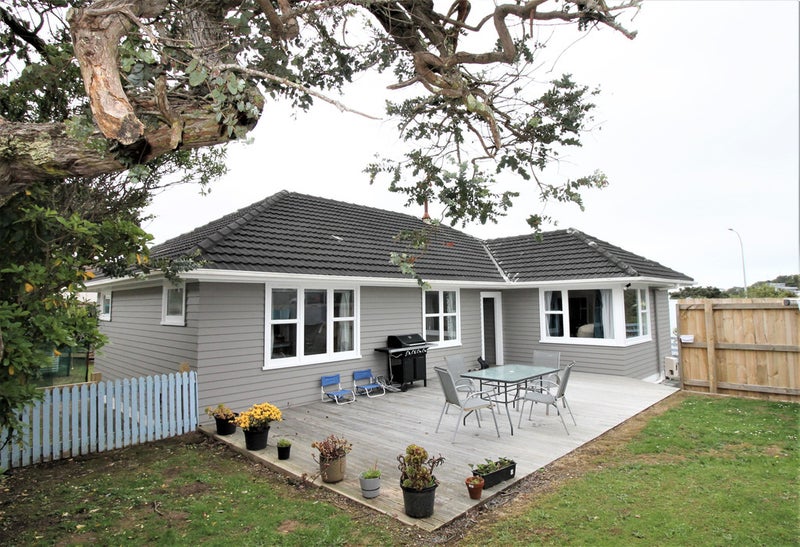 2 Loasby Crescent, Newlands, Wellington - Carousel 1