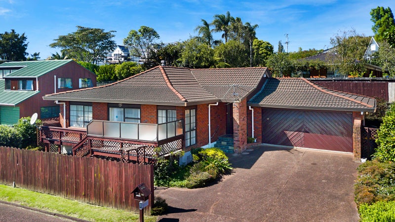 2/40 Taupiko Place, Green Bay, Auckland - Carousel 1