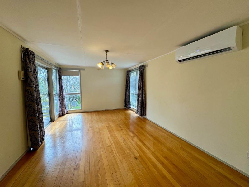 18 Nor'East Drive, Northcross, Auckland - Carousel 1