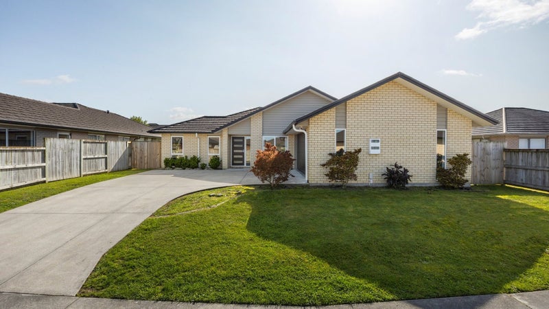 24 Sylvester Crescent, Flagstaff, Hamilton - Carousel 1