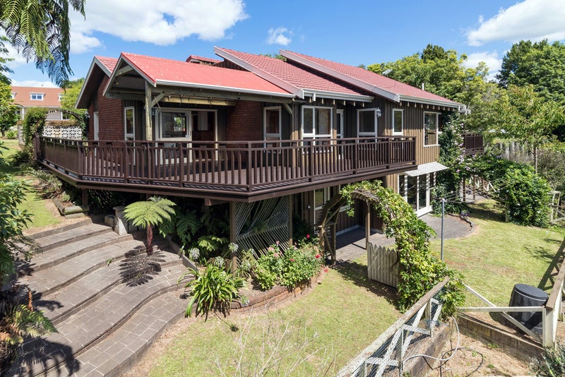 11 Rika Place, Kawaha Point, Rotorua - Carousel 1