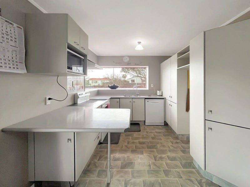15 Peppertree Glade, Kelvin Grove, Palmerston North - Carousel 2