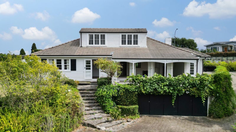 112 Lake Crescent, Hamilton Lake, Hamilton - Carousel 1