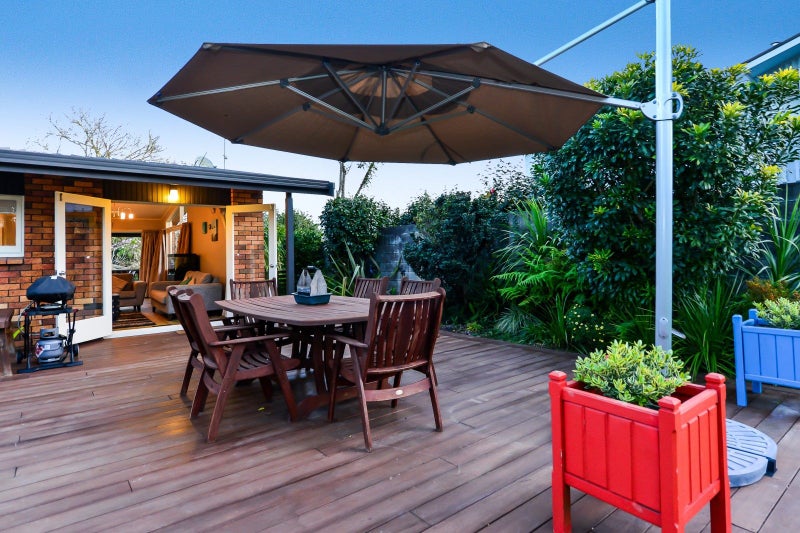 15 McLaren Place, Chedworth, Hamilton - Carousel 2