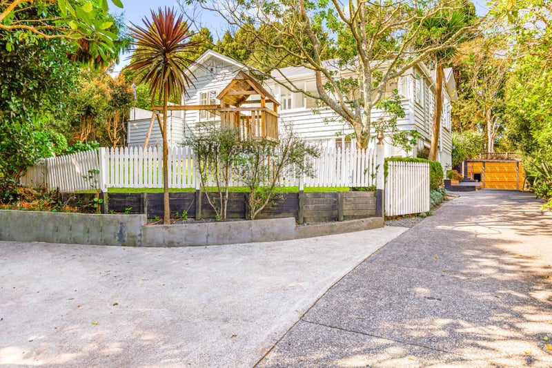 88 Woodlands Park Road, Titirangi, Auckland - Carousel 1