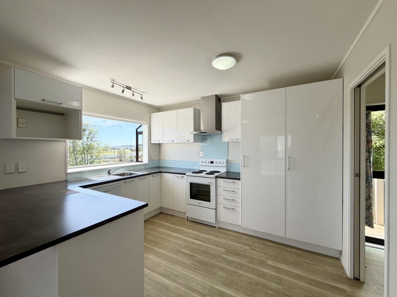1/24 Barbados Drive, Unsworth Heights, Auckland - Carousel 2