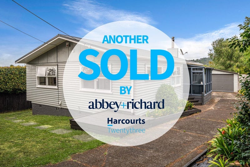 6 Tauhara Street, Green Bay, Auckland - Carousel 1