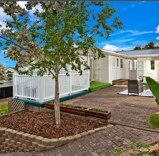 1/602 Beach Road, Rothesay Bay, Auckland - Carousel 1