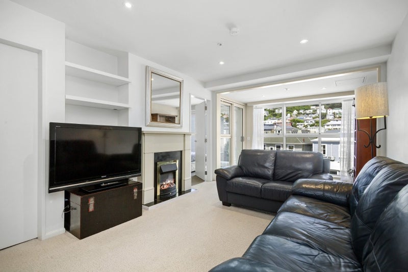 4E/5 Kent Terrace, Mount Victoria, Wellington - Carousel 2