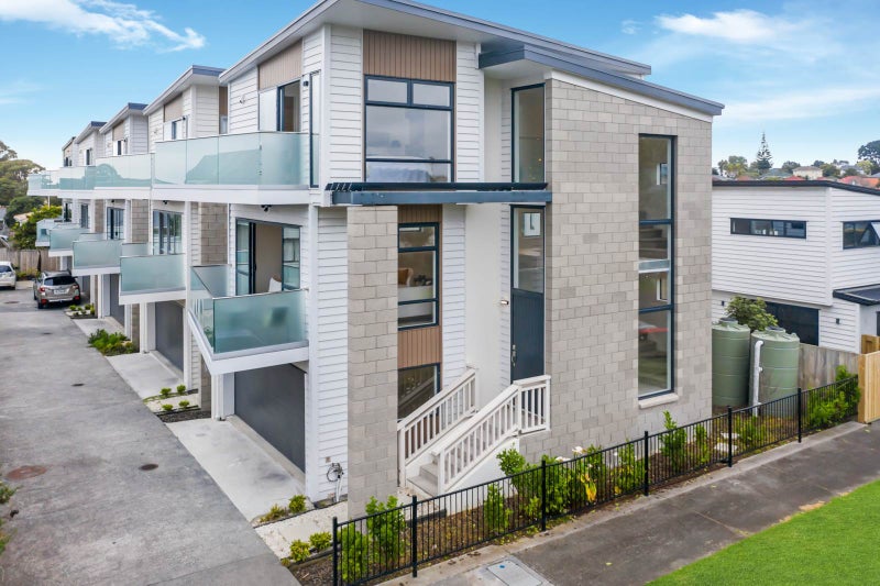 12A Ropata Avenue, Point England, Auckland - Carousel 1