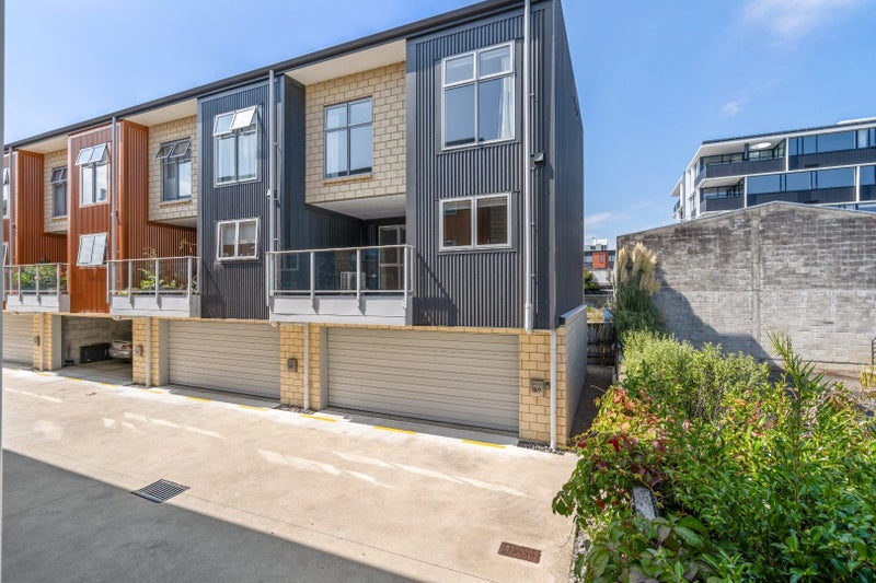 10/7 Vialou Street, Hamilton Central, Hamilton - Carousel 1