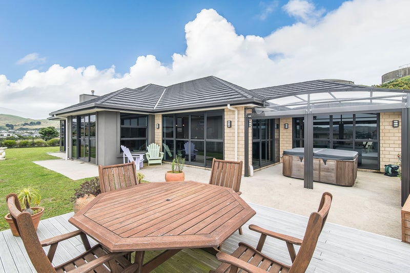 12 Queen Charlotte Drive, Aotea, Porirua - Carousel 1