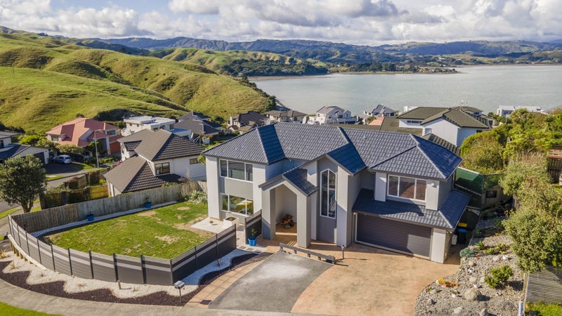 12 Pendennis Point, Camborne, Porirua - Carousel 2