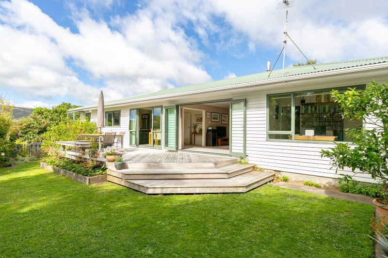 8 St Johns Terrace, Tawa, Wellington - Carousel 1