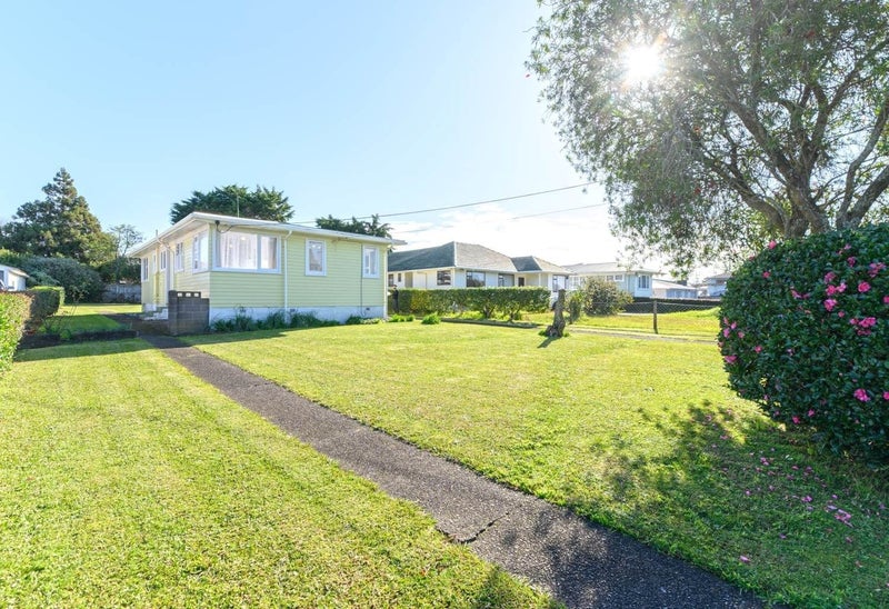 12 Longburn Road, Henderson, Auckland - Carousel 1
