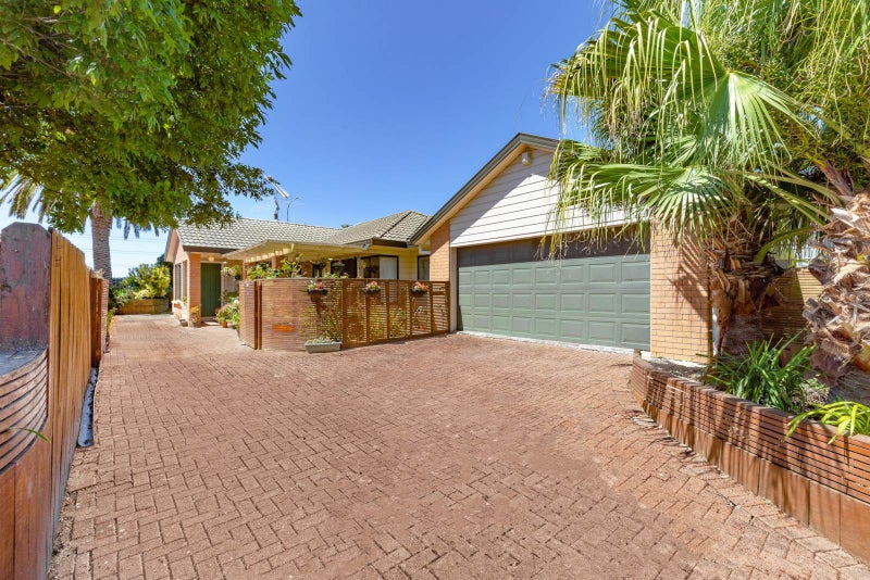 11 Sheriff Place, Randwick Park, Auckland - Carousel 1