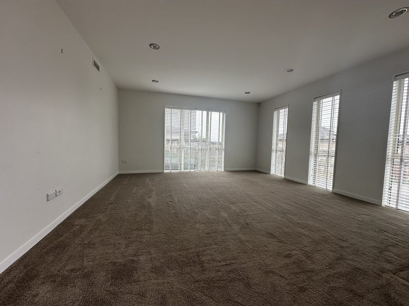 31 Keating Rise, Northcross, Auckland - Carousel 2