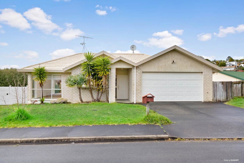 4 Killygordon Place, Massey, Auckland - Carousel 1