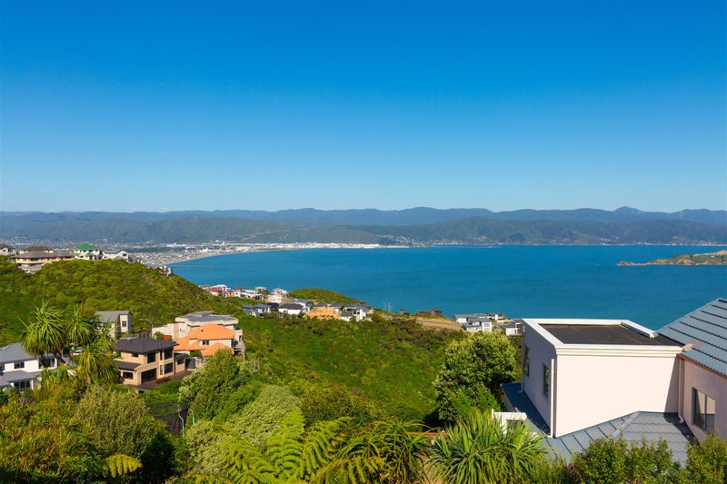 42 Dress Circle, Newlands, Wellington - Carousel 1