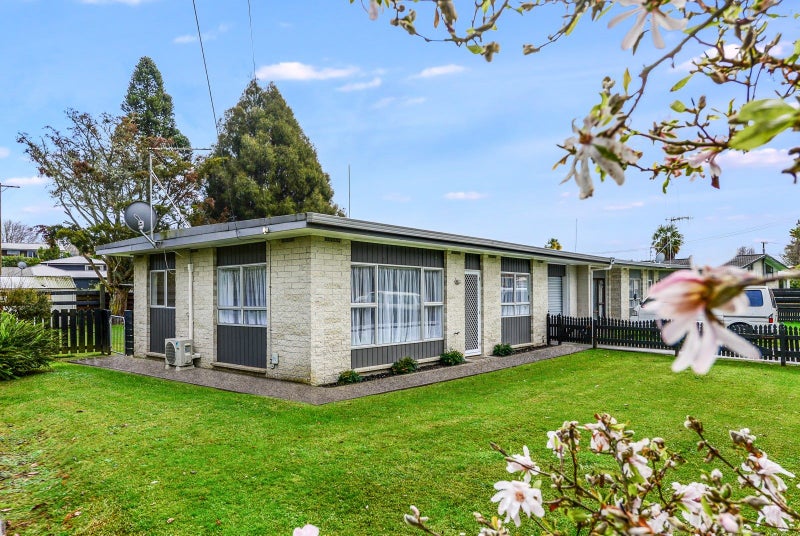 9 Holloway Place, Forest Lake, Hamilton - Carousel 1