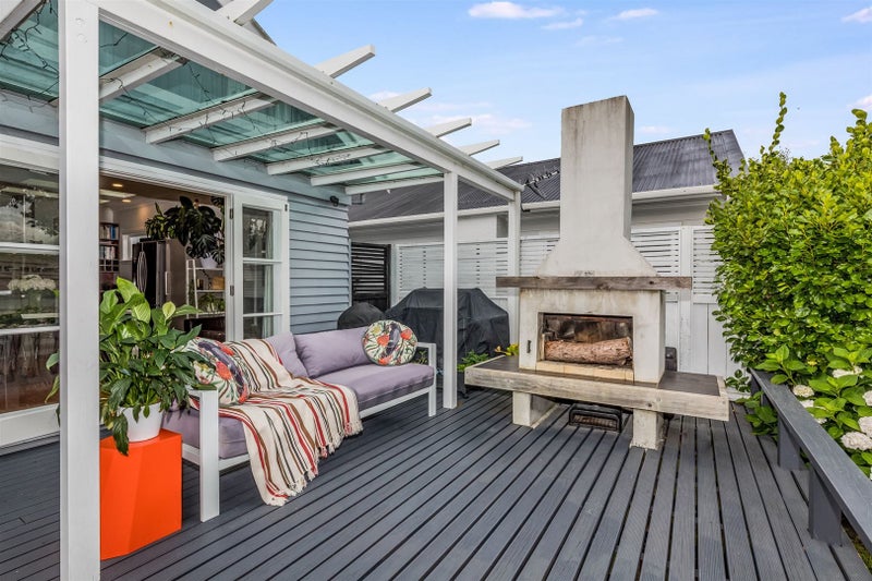 37 Tuatoru Street, Eastbourne, Lower Hutt - Carousel 1