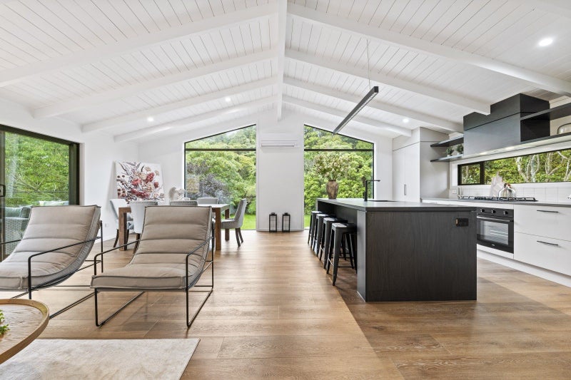 11 Marina Grove, Frankleigh Park, New Plymouth - Carousel 1