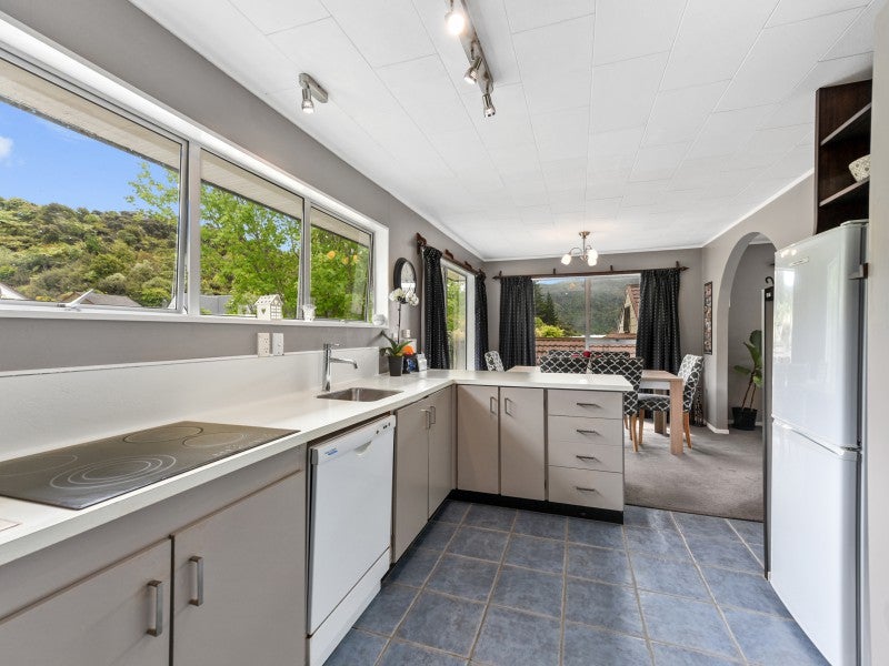 24 Kurth Crescent, Silverstream, Upper Hutt - Carousel 2
