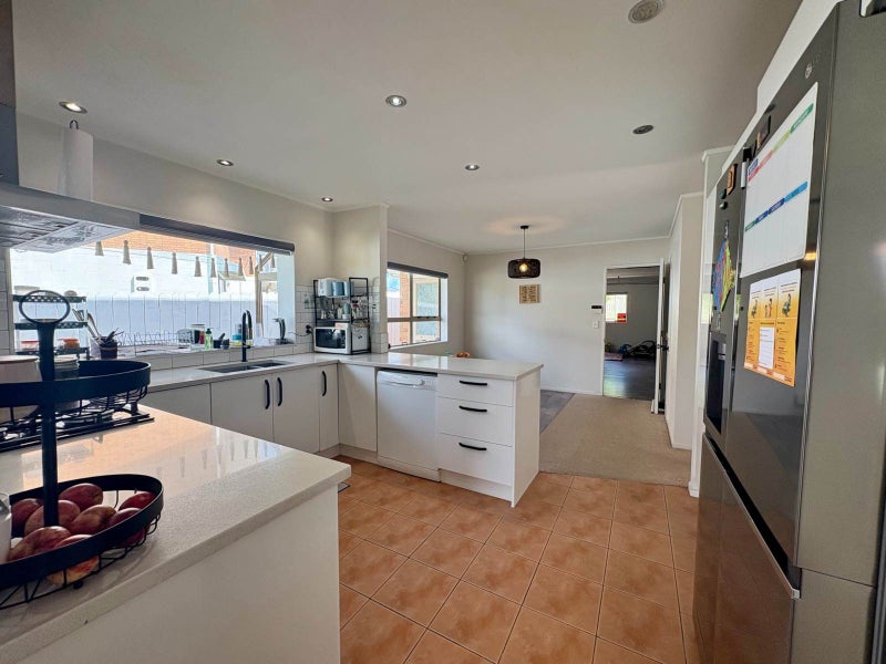 6 School Road, Te Atatu South, Auckland - Carousel 2