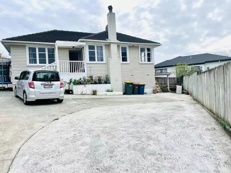 10 Crystal Avenue, Glendene, Auckland - Carousel 1
