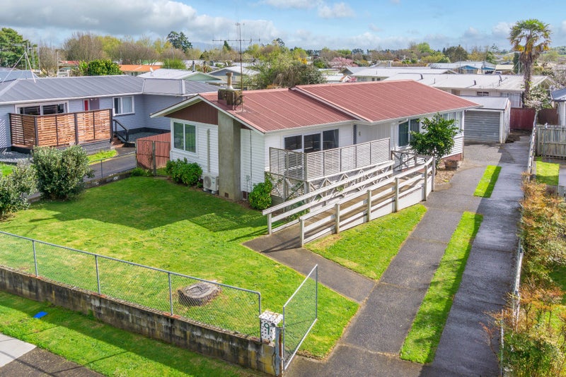 9 Deanwell Avenue, Deanwell, Hamilton - Carousel 2