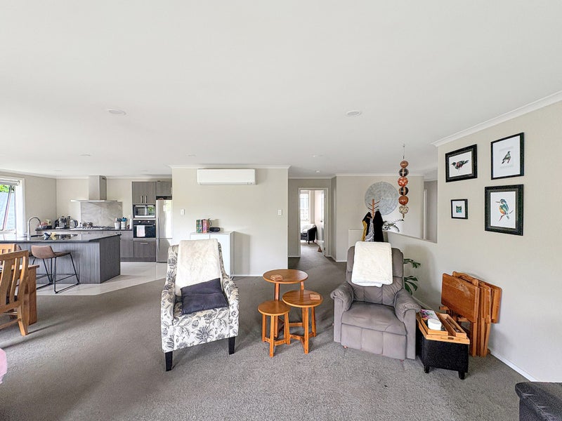 10 Cabourne Drive, Glenview, Hamilton - Carousel 2