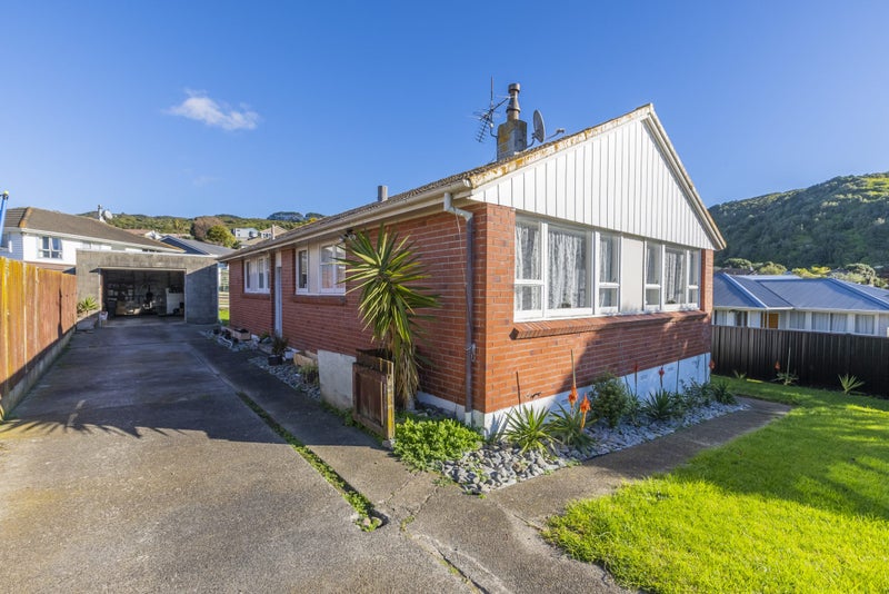 105 Rangituhi Crescent, Takapuwahia, Porirua - Carousel 1