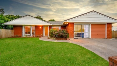 30 Pinewood Grove, Botany Downs, Auckland - Carousel 1