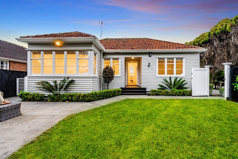 16 Erima Avenue, Point England, Auckland - Carousel 1