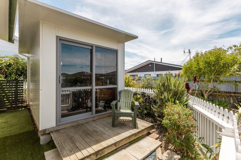 4/2 LEE RD, TARADALE, NAPIER - Carousel 13