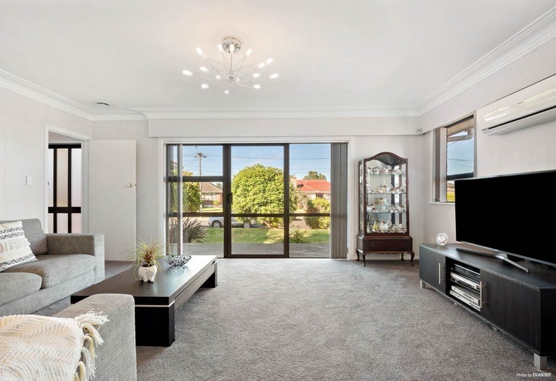 4 Buckingham Crescent, Manukau, Auckland - Carousel 1