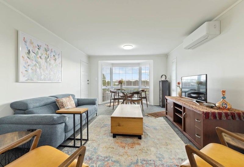 98 Dalwhinnie Parade, Highland Park, Auckland - Carousel 2