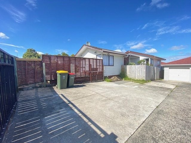 141 AVIEMORE DR, Highland Park, Auckland - Carousel 1