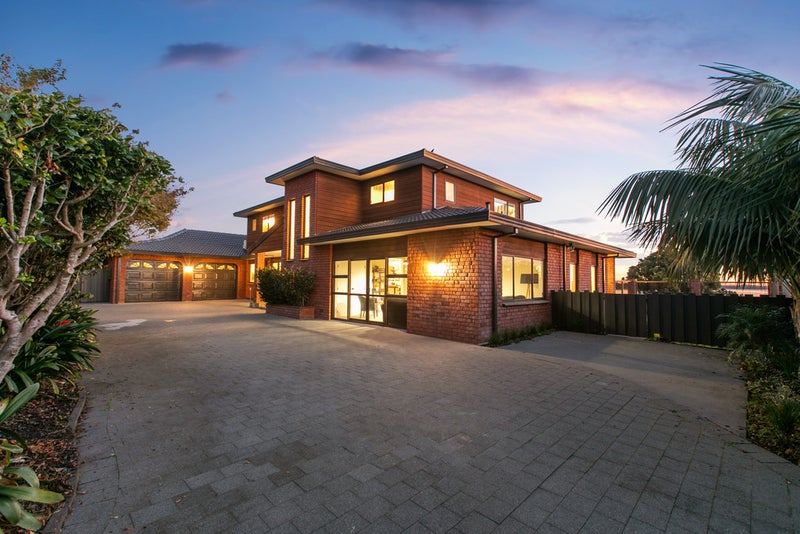 8 Della Place, Conifer Grove, Takanini - Carousel 2