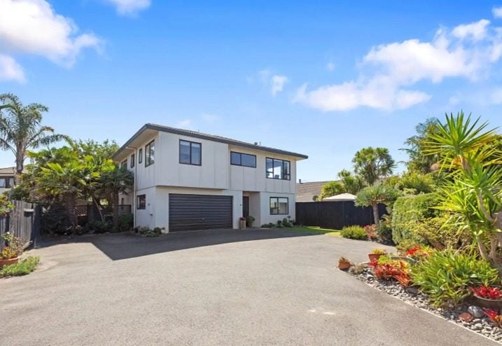 10A Hayley Grove, Papamoa Beach, Papamoa - Carousel 1