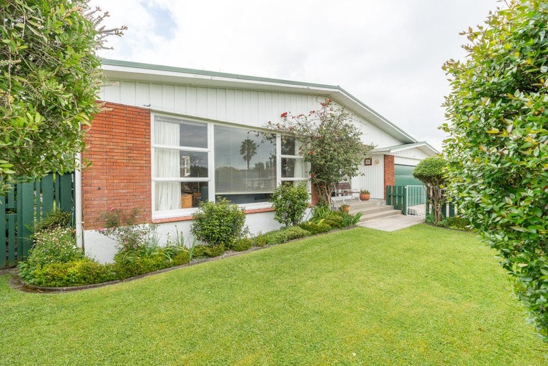 8 Hillary Street, Chedworth, Hamilton - Carousel 1