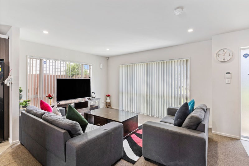 42 Hollowout Street, Takanini, Auckland - Carousel 2