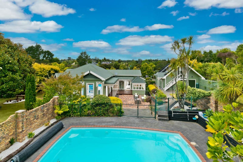 17 Manon Crescent, Greenhithe, Auckland - Carousel 1
