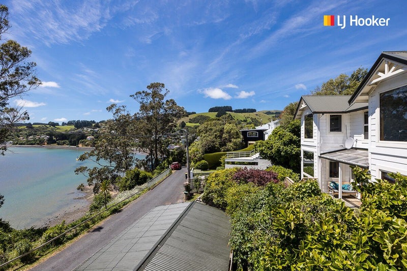 33 Marine Parade, Macandrew Bay, Dunedin - Carousel 1