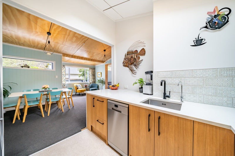 6 Puriri Street, Eastbourne, Lower Hutt - Carousel 2