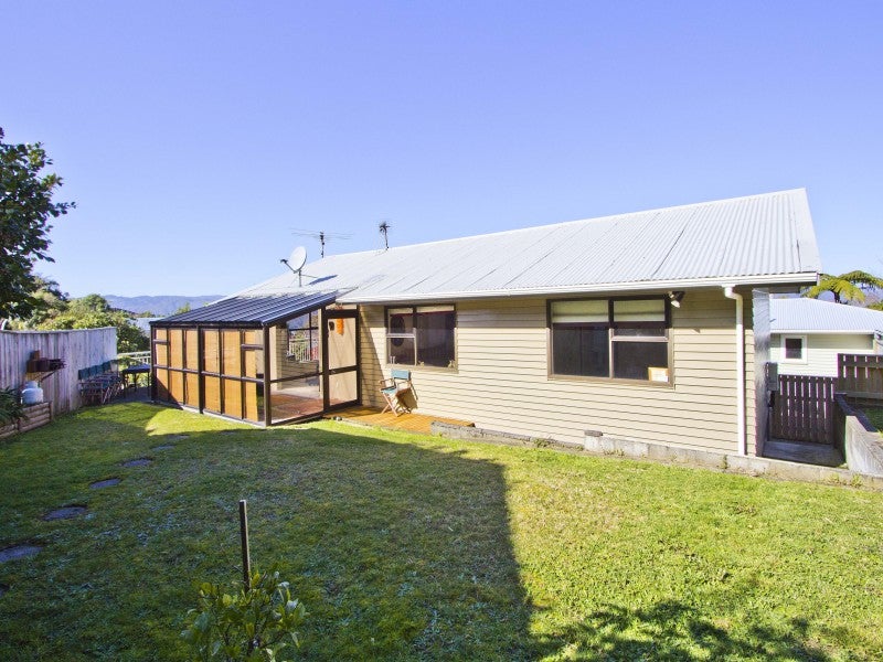 9 Taka Grove, Normandale, Lower Hutt - Carousel 11