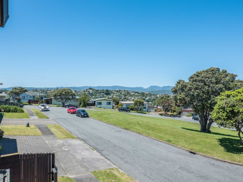 5A Waiwera Crescent, Maupuia, Wellington - Carousel 2
